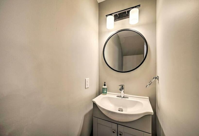 Well Appointed Pittsburgh Home: 1 Mi To Dtwn!