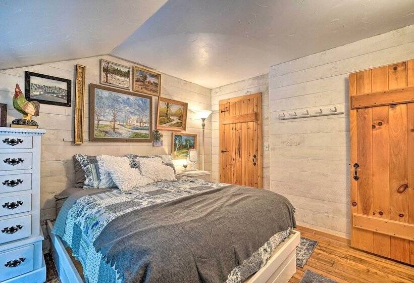 Whimsical Winhall Cottage W/ Fire Pit!