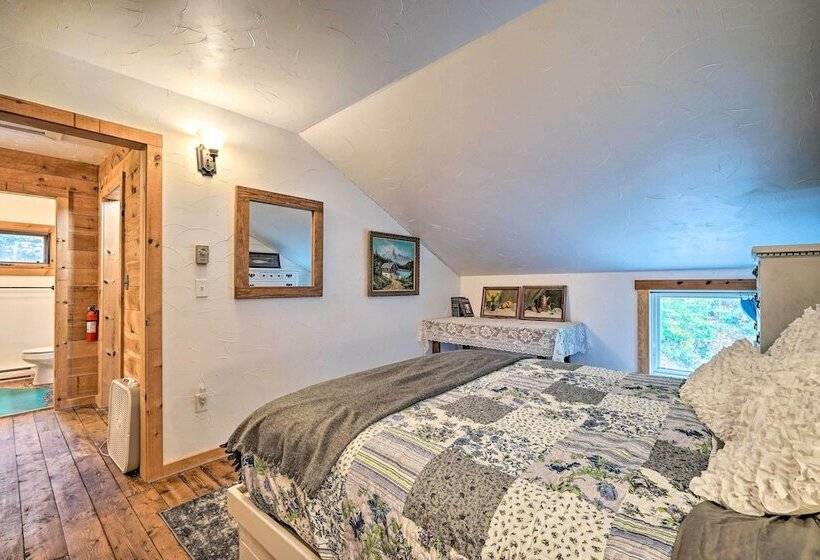 Whimsical Winhall Cottage W/ Fire Pit!