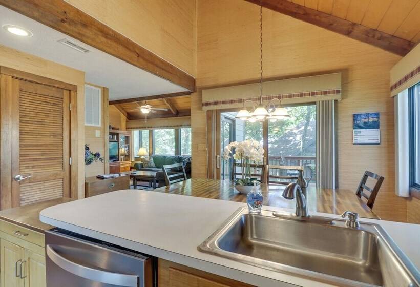 Wintergreen Home W/ Hot Tub, Deck & Mountain Views