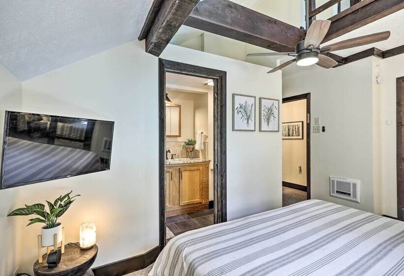 Woodsy Flagstaff Hideaway W/ Deck + Sunroom!