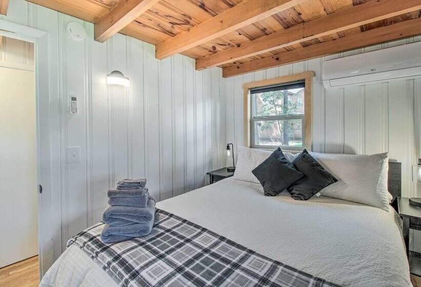 Woodsy Pinetop Cabin W/ Deck & Separate Casita