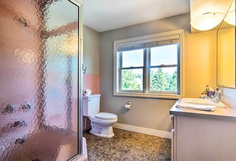 7 Acre Coastal Michigan Home W/hot Tub & Sauna!