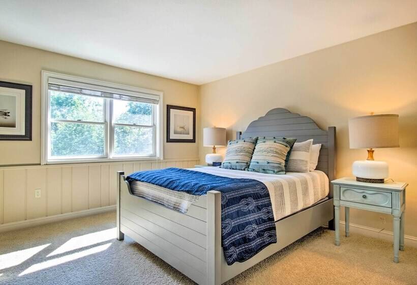 7 Acre Coastal Michigan Home W/hot Tub & Sauna!