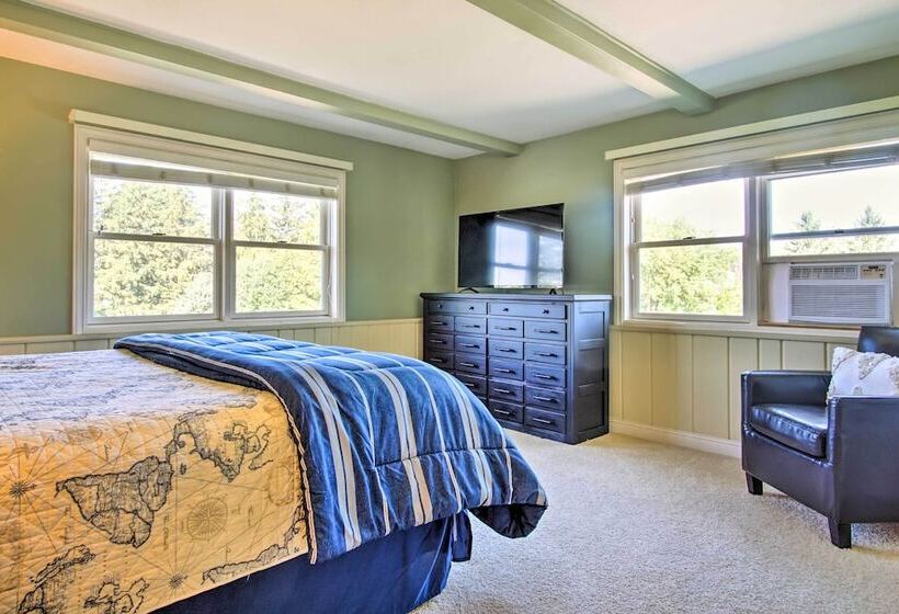 7 Acre Coastal Michigan Home W/hot Tub & Sauna!