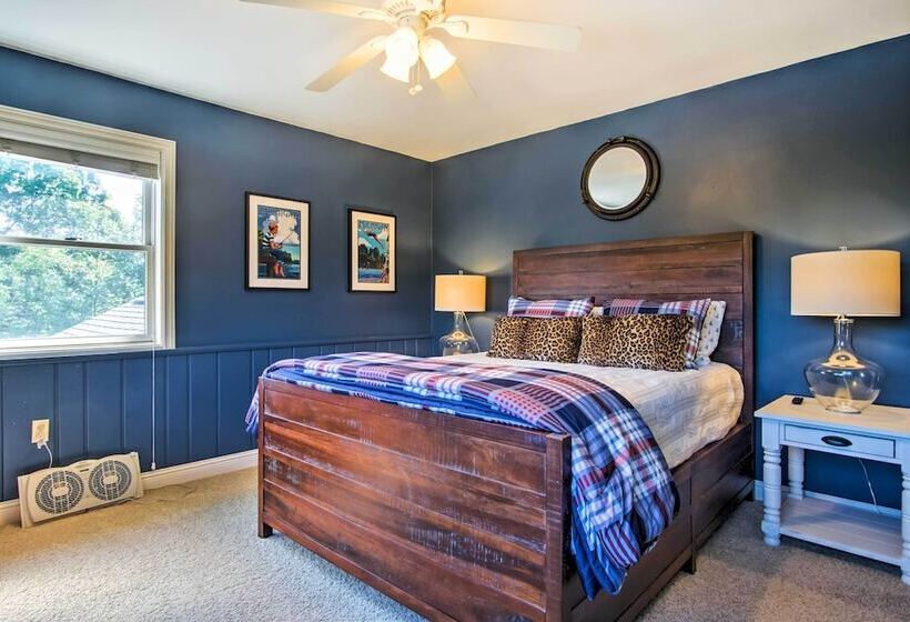 7 Acre Coastal Michigan Home W/hot Tub & Sauna!