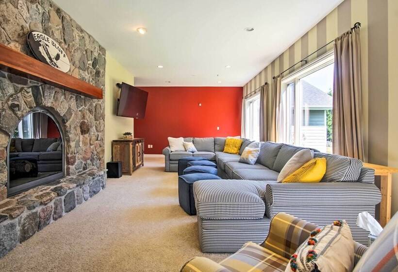 7 Acre Coastal Michigan Home W/hot Tub & Sauna!