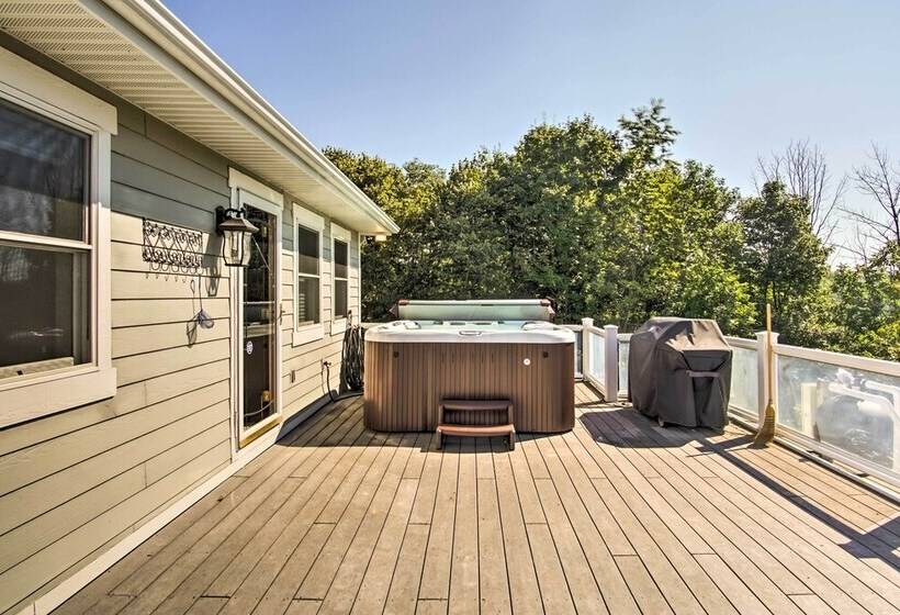 7 Acre Coastal Michigan Home W/hot Tub & Sauna!