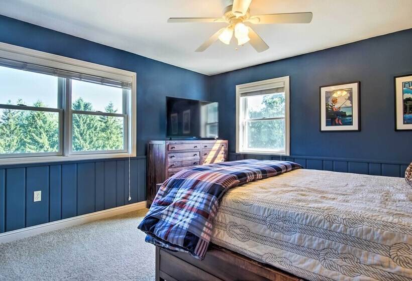 7 Acre Coastal Michigan Home W/hot Tub & Sauna!