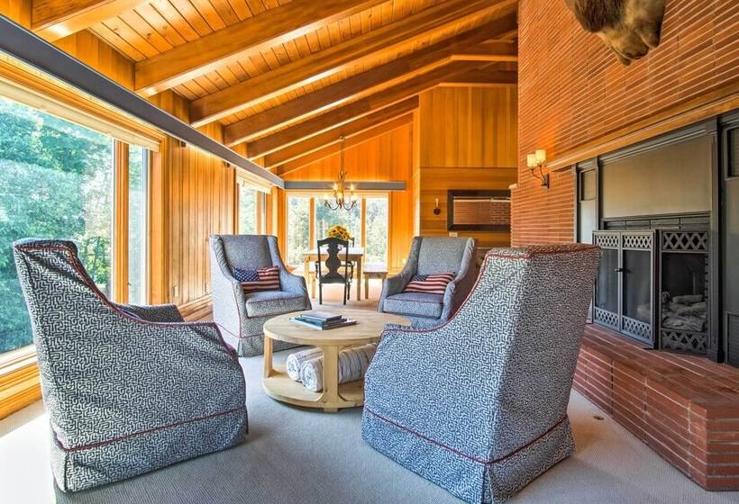 7 Acre Coastal Michigan Home W/hot Tub & Sauna!