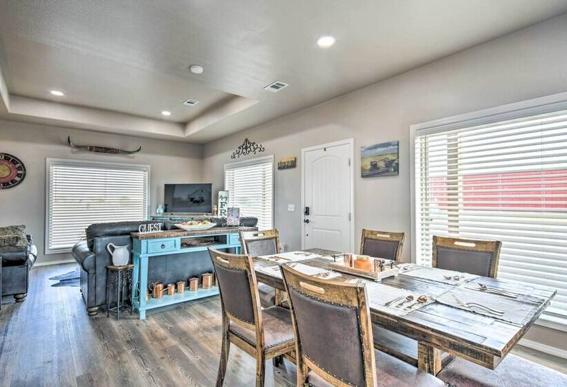 Amarillo Home: 16 Mi To Amarillo Zoo!