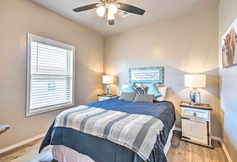 Amarillo Home: 16 Mi To Amarillo Zoo!