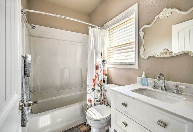 Amarillo Home: 16 Mi To Amarillo Zoo!