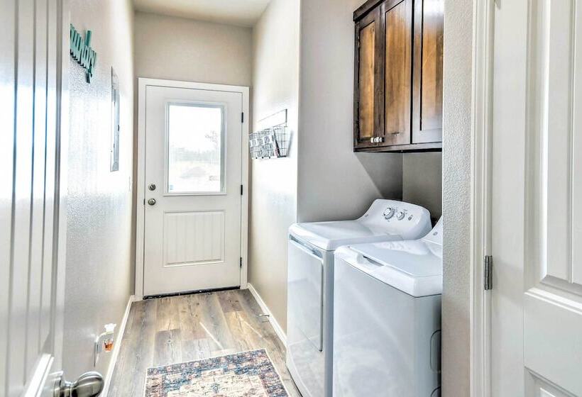 Amarillo Home: 16 Mi To Amarillo Zoo!