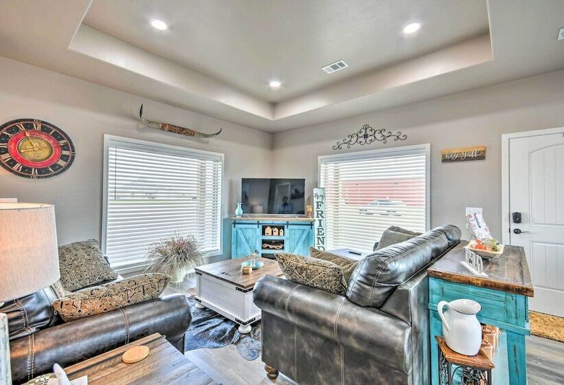 Amarillo Home: 16 Mi To Amarillo Zoo!