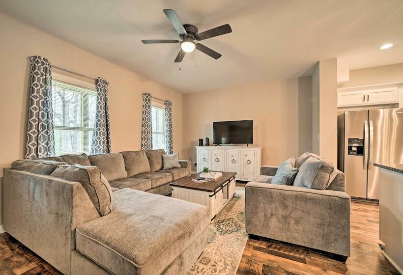 Asheville Area Hideaway W/ Hot Tub + Deck!