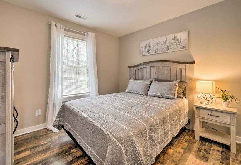 Asheville Area Hideaway W/ Hot Tub + Deck!