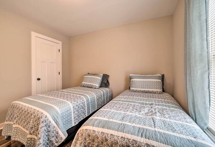 Asheville Area Hideaway W/ Hot Tub + Deck!