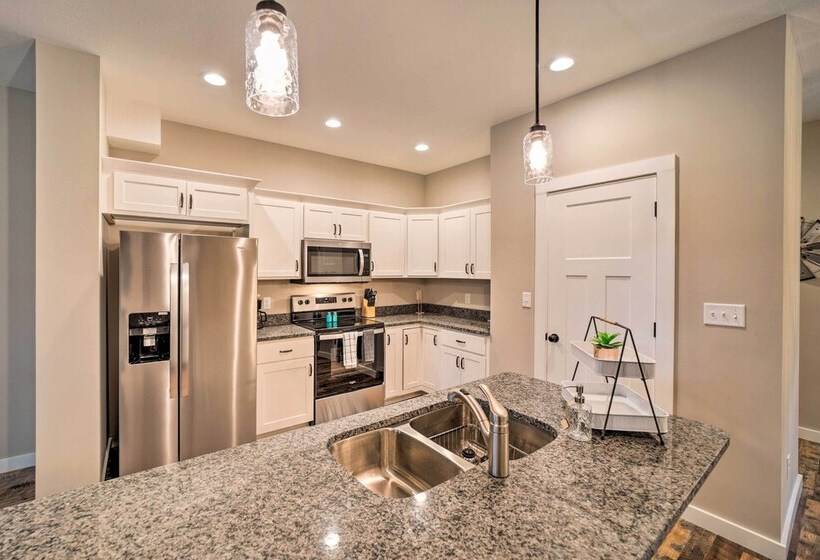 Asheville Area Hideaway W/ Hot Tub + Deck!