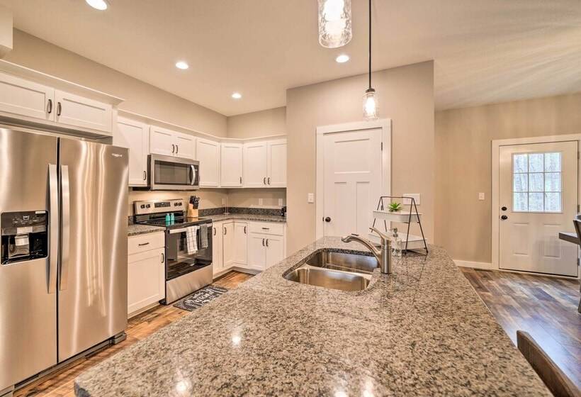 Asheville Area Hideaway W/ Hot Tub + Deck!