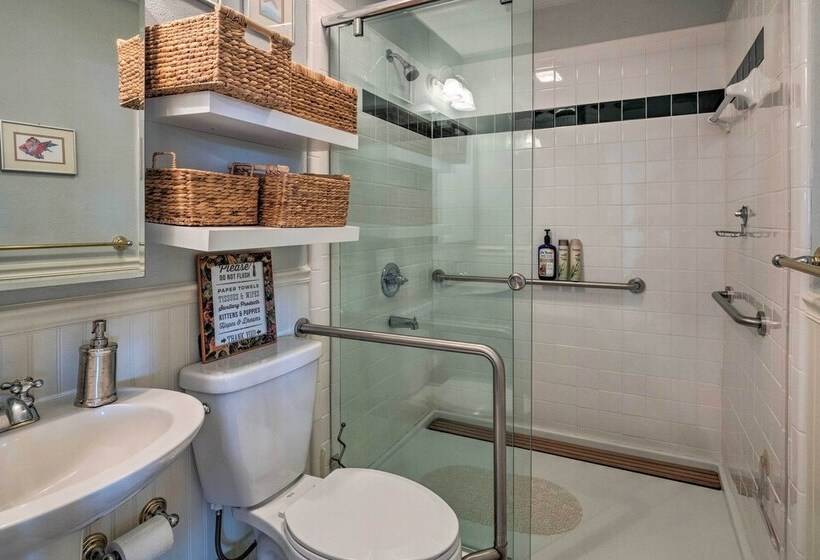 Austin Home W/ 2 Furnished Decks & Lake Views