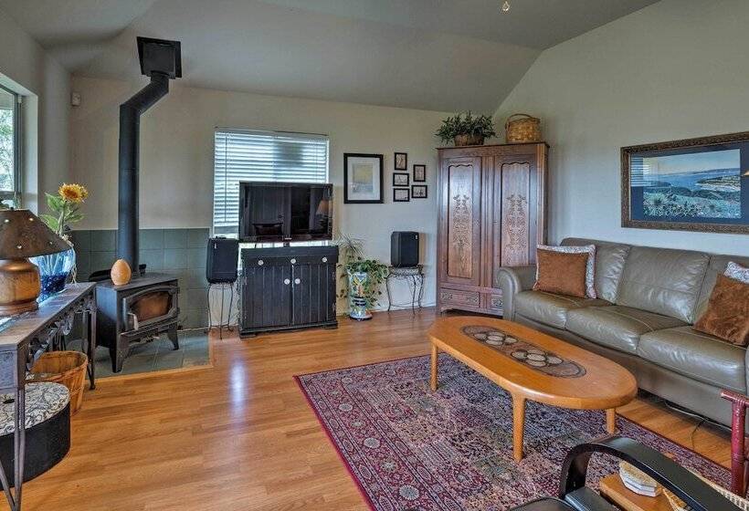 Austin Home W/ 2 Furnished Decks & Lake Views