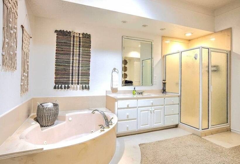 Beautiful Montgomery Home W/ Lakefront Deck!