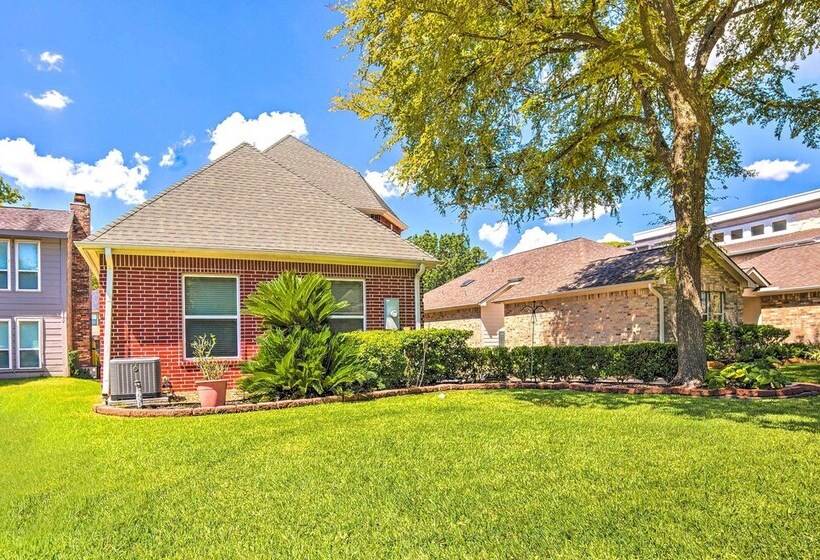 Beautiful Montgomery Home W/ Lakefront Deck!