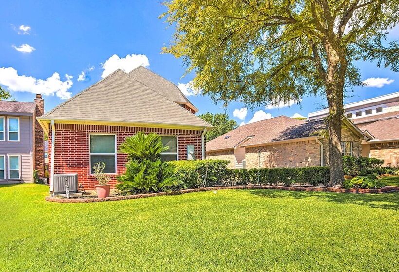 Beautiful Montgomery Home W/ Lakefront Deck!