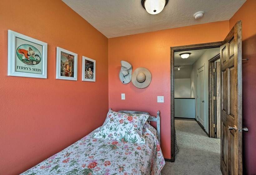 Bozeman Home On 11 Acres W/ Mountain Views!