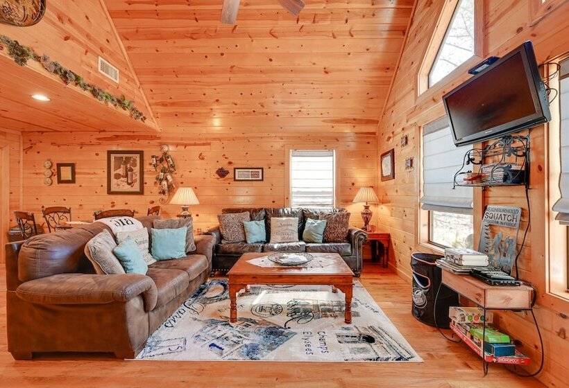Broken Bow Cabin W/ Hot Tub & Fire Pit, Near Lake!
