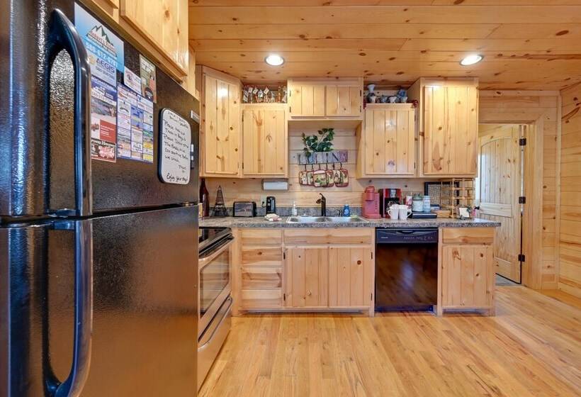 Broken Bow Cabin W/ Hot Tub & Fire Pit, Near Lake!