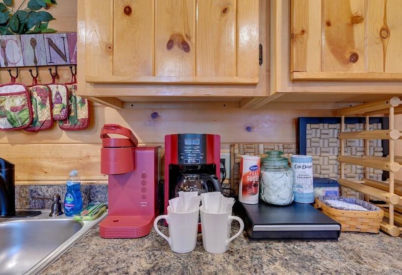 Broken Bow Cabin W/ Hot Tub & Fire Pit, Near Lake!