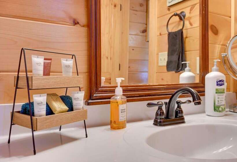 Broken Bow Cabin W/ Hot Tub & Fire Pit, Near Lake!