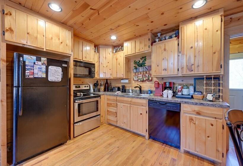 Broken Bow Cabin W/ Hot Tub & Fire Pit, Near Lake!