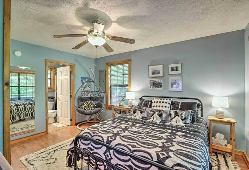 Bumblebee Cottage Murphy Retreat W/ Hot Tub