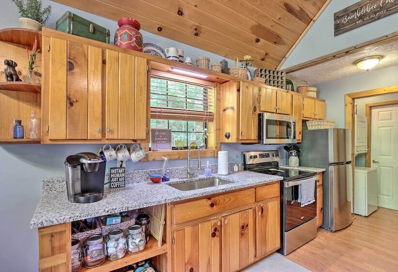 Bumblebee Cottage Murphy Retreat W/ Hot Tub