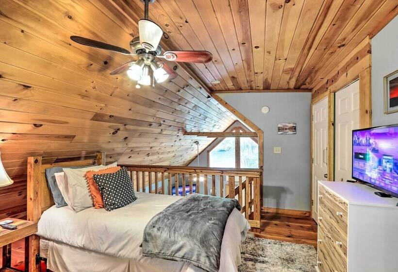 Bumblebee Cottage Murphy Retreat W/ Hot Tub