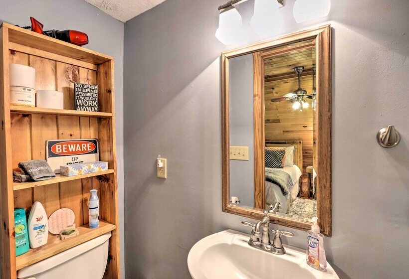 Bumblebee Cottage Murphy Retreat W/ Hot Tub