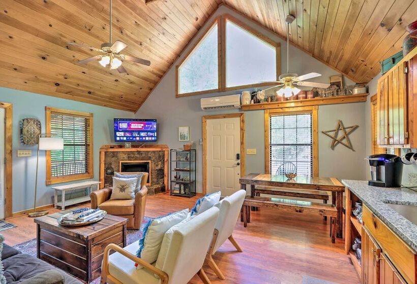 Bumblebee Cottage Murphy Retreat W/ Hot Tub