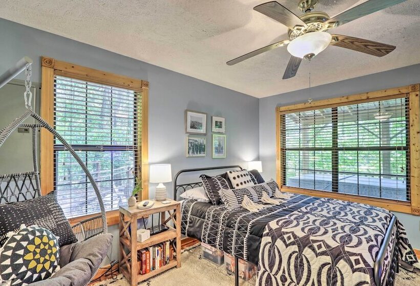 Bumblebee Cottage Murphy Retreat W/ Hot Tub