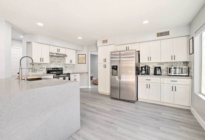 Chandler Home W/ Yard & Grill: 3 Mi To Downtown!