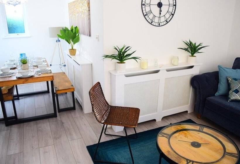 Charming 4 Bed Cottage In Hayling Island Hot Tub