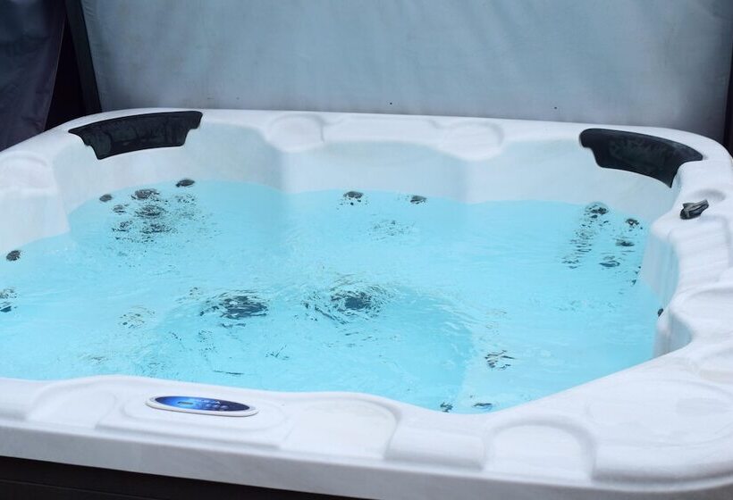 Charming 4 Bed Cottage In Hayling Island Hot Tub