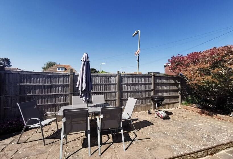 Charming 4 Bed Cottage In Hayling Island Hot Tub