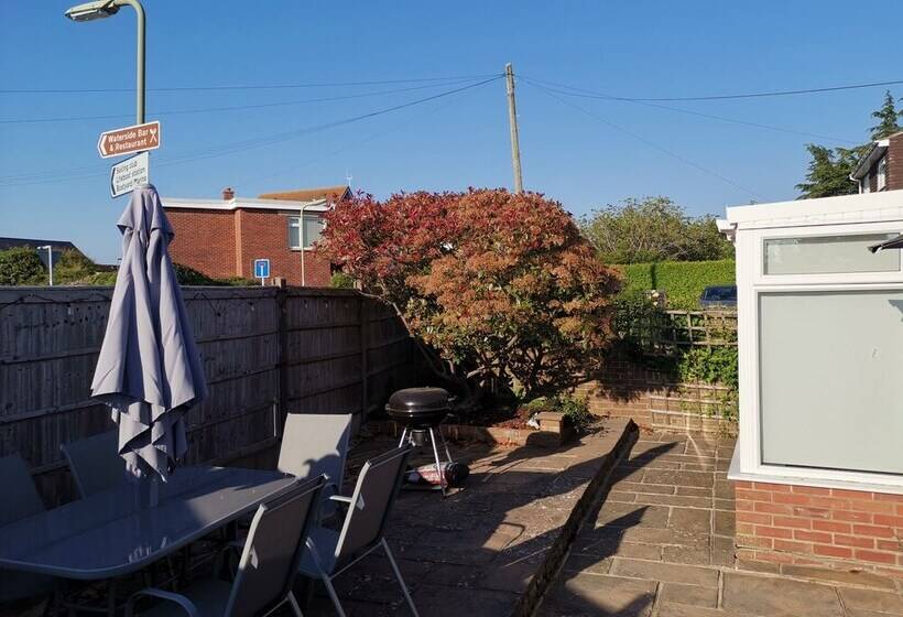 Charming 4 Bed Cottage In Hayling Island Hot Tub