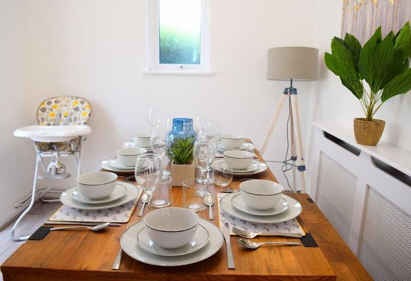 Charming 4 Bed Cottage In Hayling Island Hot Tub