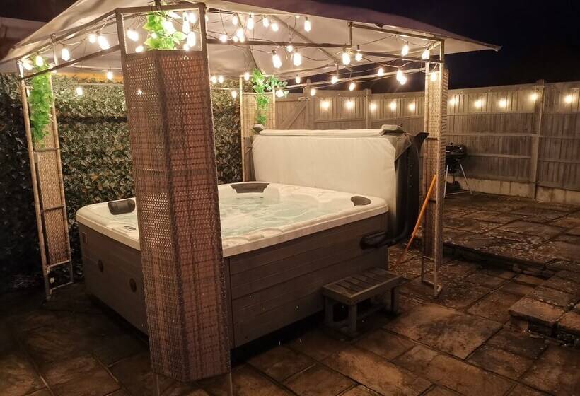 Charming 4 Bed Cottage In Hayling Island Hot Tub