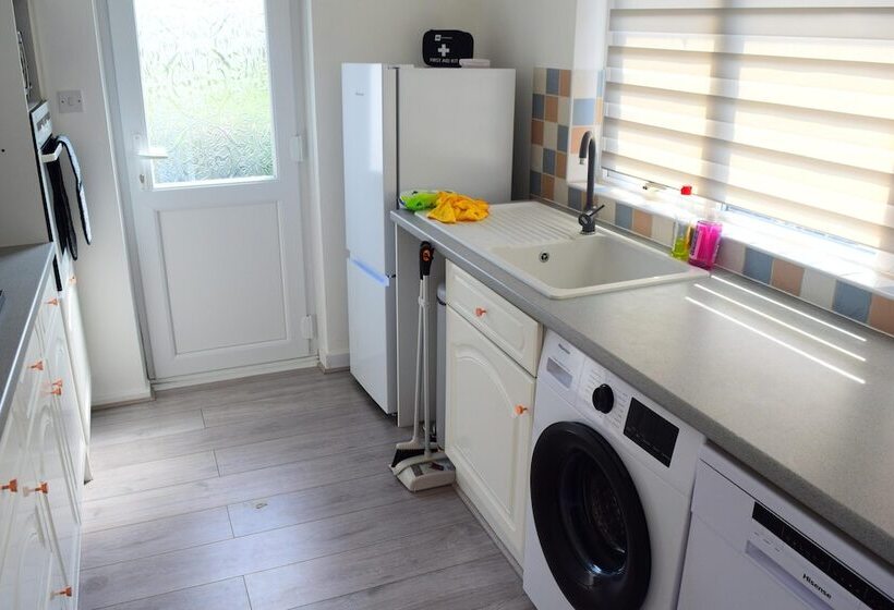 Charming 4 Bed Cottage In Hayling Island Hot Tub