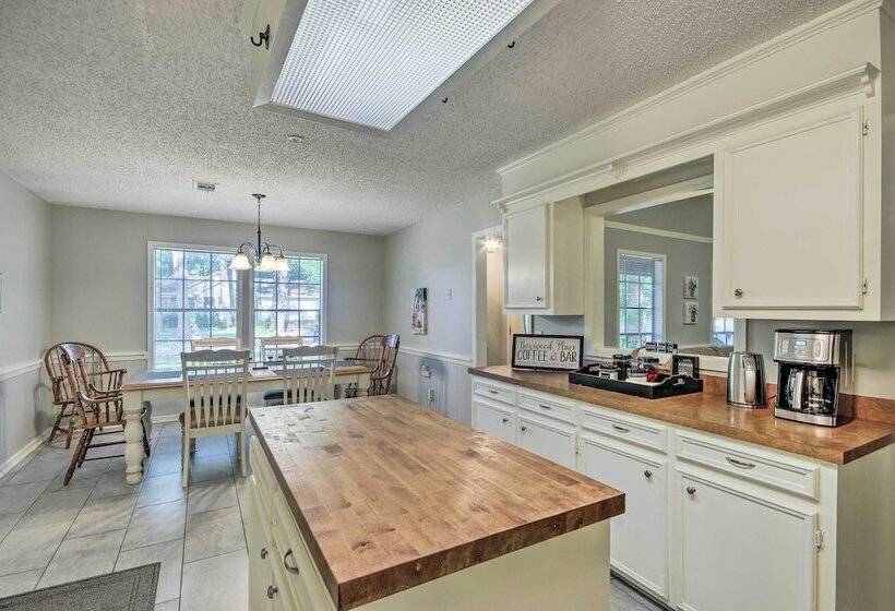 Charming Brandon Home W/ Deck, Charcoal Grill